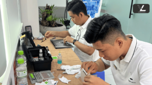 laptop vô nước không lên nguồn