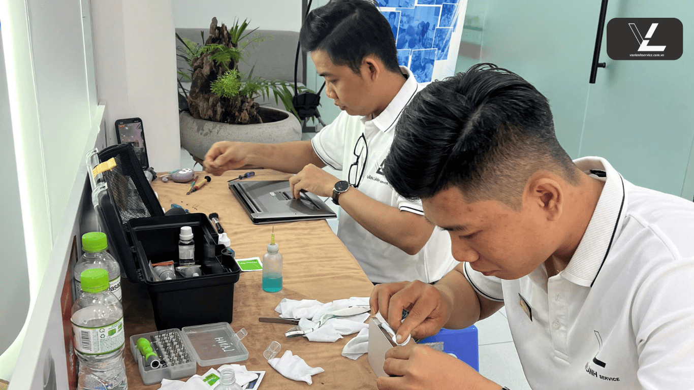 laptop vô nước không lên nguồn